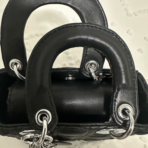 Elegant Black Quilted Handbag - Picture 6 of 7